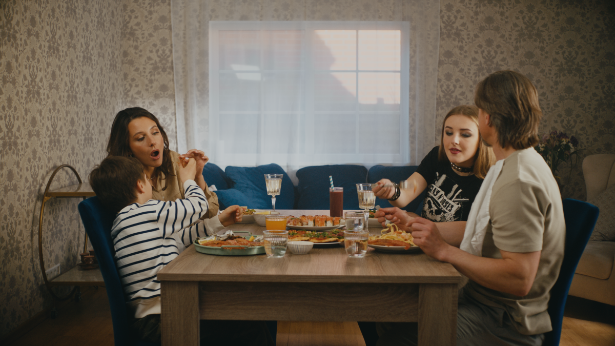 women, food, eating, lifestyles, adult, meal, indoors, smiling, caucasian ethnicity, men, happiness, table, togetherness, domestic life, home interior, sitting, young women, cheerful, females, young adult